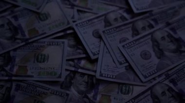 Dolar, para, karanlık arka plan.