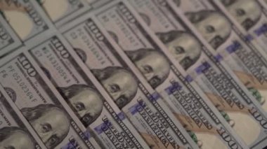Dolarlar, hareket arka planında para demek.