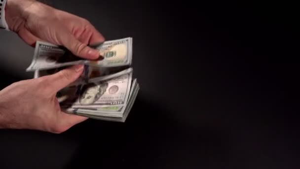 Mãos fechadas dinheiro contando dólares e dando a outra pessoa — Vídeo de Stock