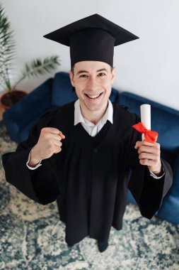 Beyaz tenli genç adam bekarlık diplomasını aldığı için çok heyecanlı.