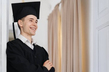 Beyaz tenli genç adam bekarlık diplomasını aldığı için çok heyecanlı.