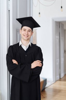Beyaz tenli genç adam bekarlık diplomasını aldığı için çok heyecanlı.