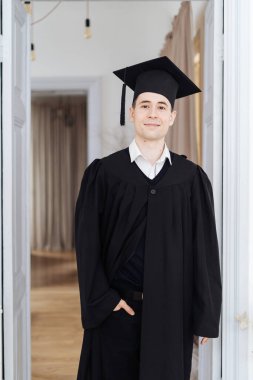 Beyaz tenli genç adam bekarlık diplomasını aldığı için çok heyecanlı.