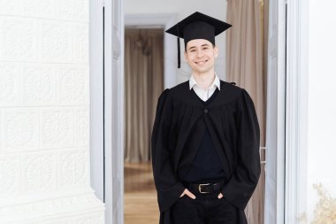 Beyaz tenli genç adam bekarlık diplomasını aldığı için çok heyecanlı.