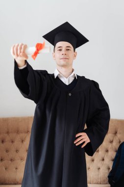 Beyaz tenli genç adam bekarlık diplomasını aldığı için çok heyecanlı.