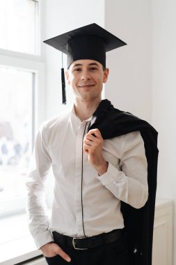 Beyaz tenli genç adam bekarlık diplomasını aldığı için çok heyecanlı.