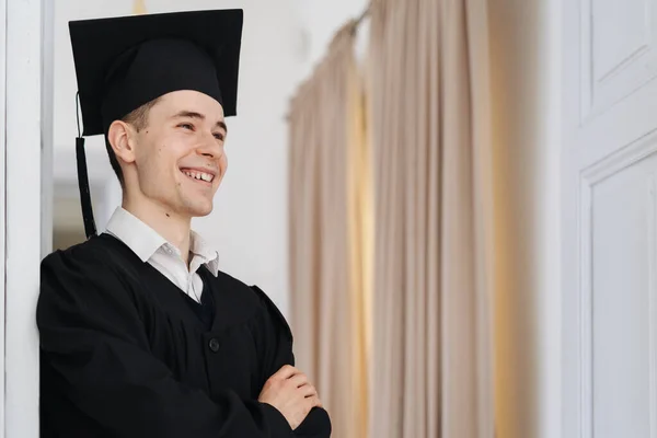 Kaukasische jongeman voelt zich erg opgewonden om zijn bachelors diploma te ontvangen — Stockfoto