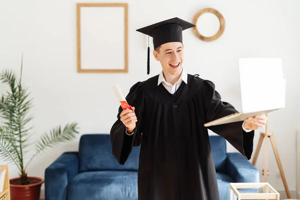 Beyaz tenli genç adam bekarlık diplomasını aldığı için çok heyecanlı. — Stok fotoğraf