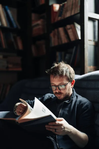 Erwachsener Student liest ein Buch in der Universitätsbibliothek — Stockfoto