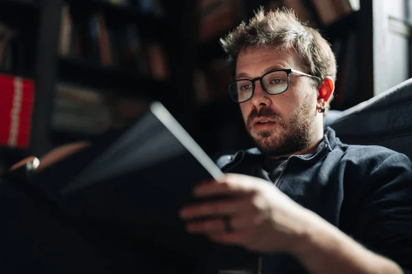 Erwachsener Student liest ein Buch in der Universitätsbibliothek — Stockfoto