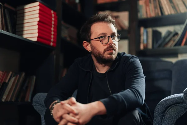 Retrato de hombre con libros en segundo plano — Foto de Stock