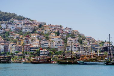 Alanya Marina 'nın güzel manzaralı tekneleri ve dağları
