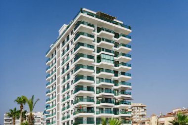 Mavi gökyüzü arkaplanındaki yeni yüksek bina