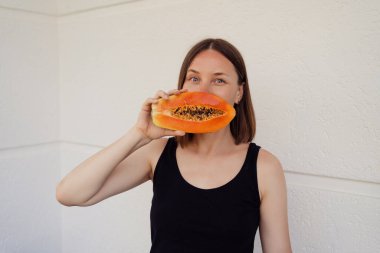 Beyaz arka planda mango tutan kadın