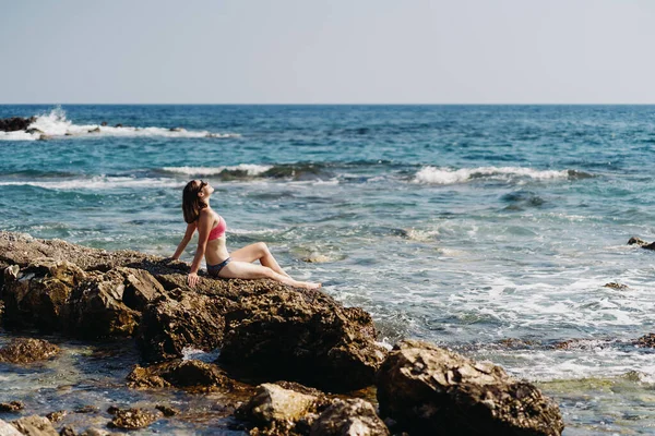 Traveler donna gode la sua vacanza sulla costa del mare praticando yoga — Foto Stock