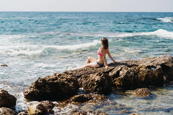 Traveler donna gode la sua vacanza sulla costa del mare praticando yoga — Foto Stock