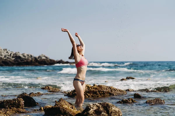 Viaggiatore donna gode la sua vacanza sulla costa del mare — Foto Stock