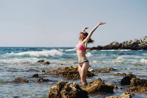 Viaggiatore donna gode la sua vacanza sulla costa del mare — Foto Stock