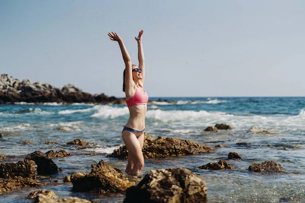 Viaggiatore donna gode la sua vacanza sulla costa del mare — Foto Stock