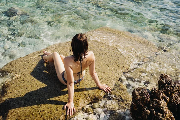 Viajero mujer disfruta de sus vacaciones en la costa del mar — Foto de Stock