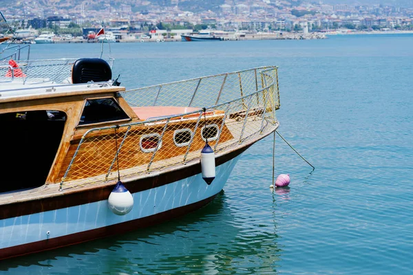 Belle vue panoramique de la marina d'Alanya avec bateau dans la mer — Photo