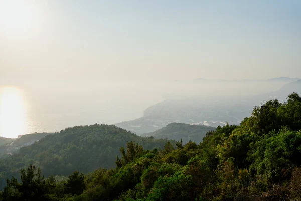 緑の山々と海の景色 — ストック写真