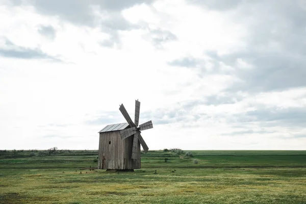 Ekologický koncept, větrný mlýn na zelené louce — Stock fotografie