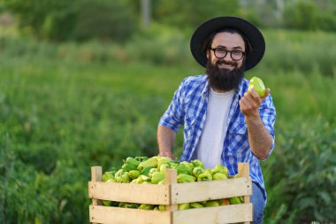 Elinde biber tutan çiftçi gülümsüyor..