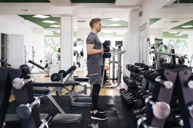 Genç adam spor salonundaki antrenmanı sırasında