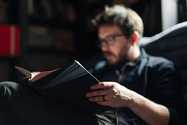 Erwachsener Student liest ein Buch in der Universitätsbibliothek — Stockfoto