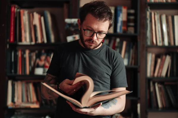 Adult student reading a book in the college library — Stock Photo, Image