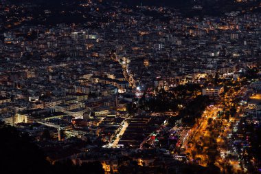 Kızıl Kule 'nin manzarası, Alanya Marina ve gece dağları.