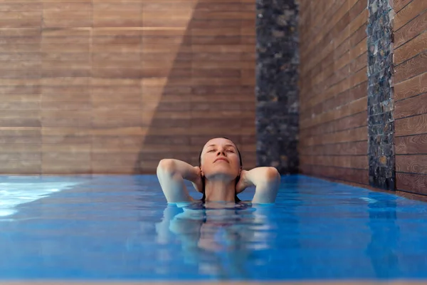 Nő jön ki kék medence víz szabadban — Stock Fotó