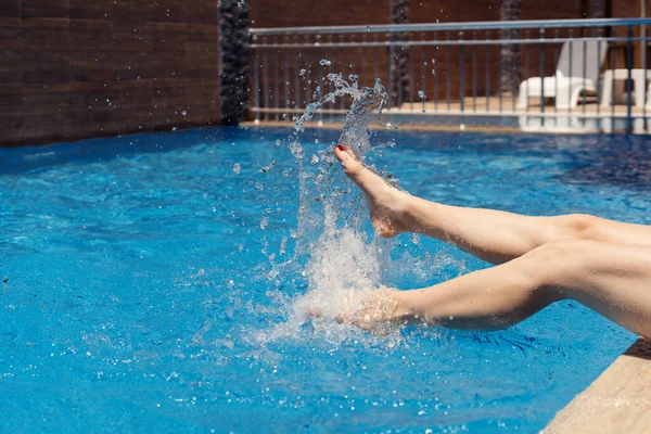 Nő fröccsenő lábát a vízben a meleg nyári napon — Stock Fotó