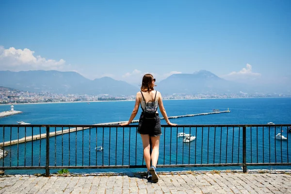 Mujer viajera observando el mar desde un punto de vista en Turquía —  Fotos de Stock