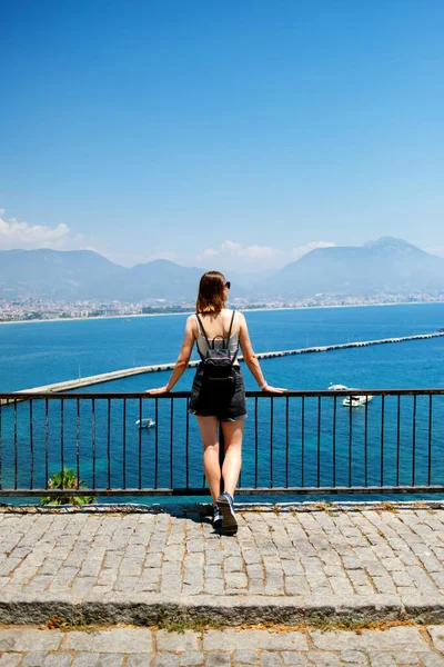 Türkiye 'de deniz manzaralı kadın gezgin