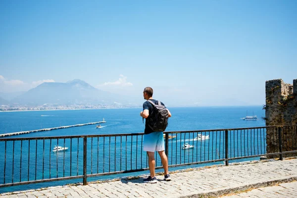 Man traveler watching the sea from a view point in Turkey — Stock Photo, Image
