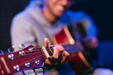 Gitarist akustik gitar çalıyor.