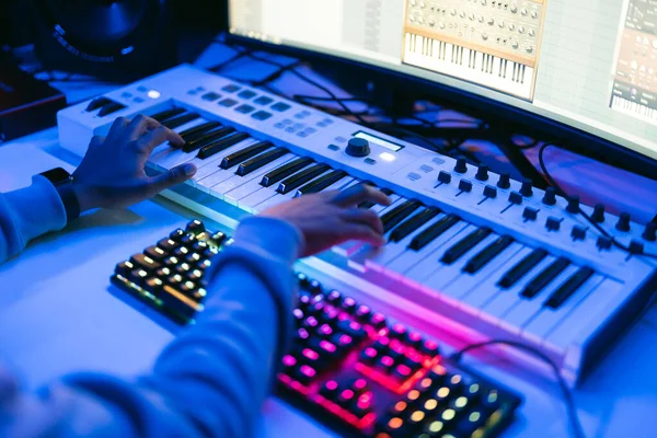 A stúdióban dolgozó hangproducer kezek közelsége — Stock Fotó