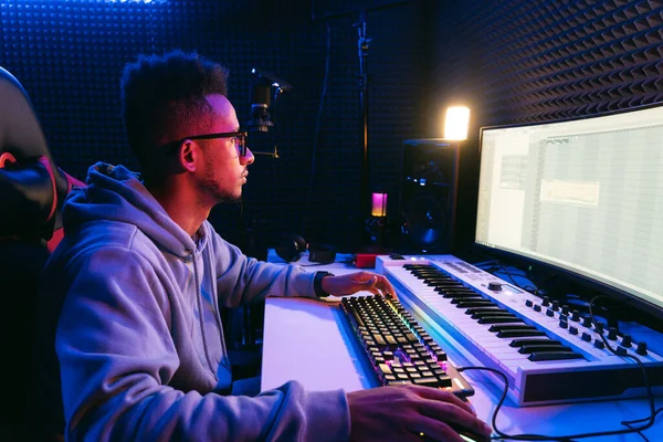 Jonge geluidsproducent in de studio — Stockfoto