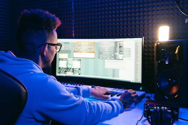 Jonge geluidsproducent in de studio — Stockfoto