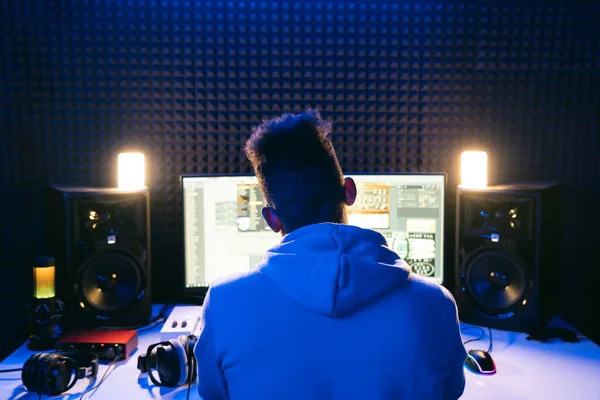 Jovem produtor de som trabalhando no estúdio — Fotografia de Stock