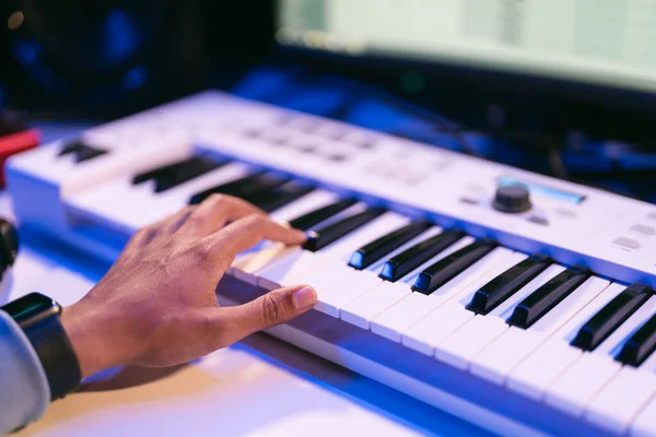 Draufsicht eines Tonproduzenten bei der Arbeit im Studio — Stockfoto