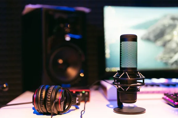 Mikrofon na studio rozmazané barevné pozadí — Stock fotografie