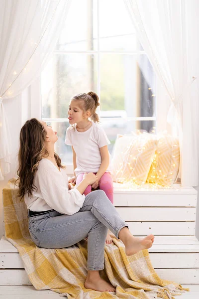 Einheit Mutter Tochter Konzept Mädchen Umarmt Ihre Mutter Sitzt Fenster — Stockfoto