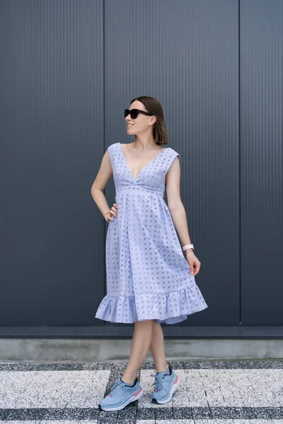 Young Caucasian Woman Posing Blue Dress Gray Wall Background Outdoors — Fotografia de Stock