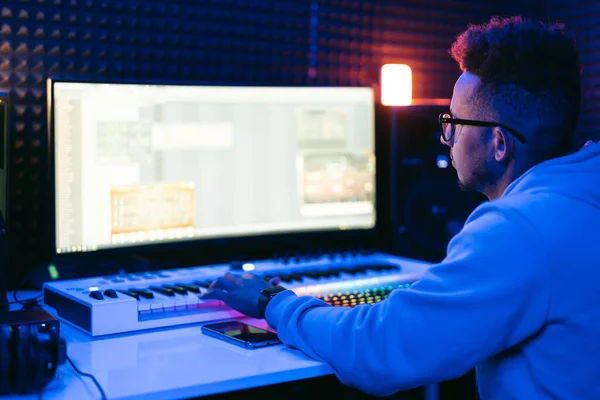 Producent Geluidstechnicus Maakt Gebruik Van Een Bedieningspaneel Scherm Een Track — Stockfoto