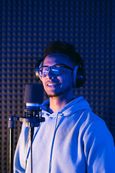Artista Vocal Masculino Cantante Podcaster Con Pelo Rizado Auriculares Estudio — Foto de Stock