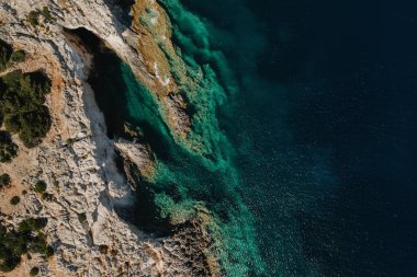 Yunanistan 'da turkuaz berrak suları ve ağaçları olan deniz manzaralı ve kumlu plajlar
