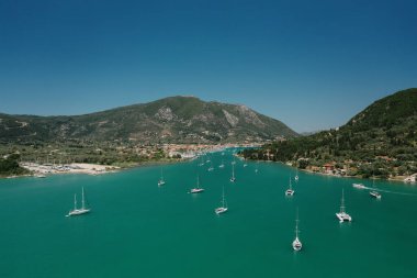 Popüler turizm merkezi. Lefkada adasında tekneli körfez. Nydri Köyü.